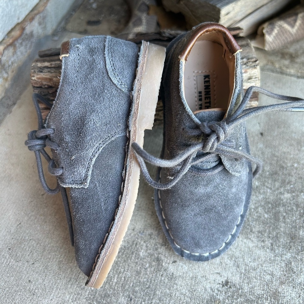 Kenneth Cole kids Gray Suede chukka Boots with Minimalist Design NWT Sz-5. A